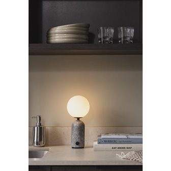 Marmurowa lampka stołowa przenośna szara Torrano Globen Lighting zapalona